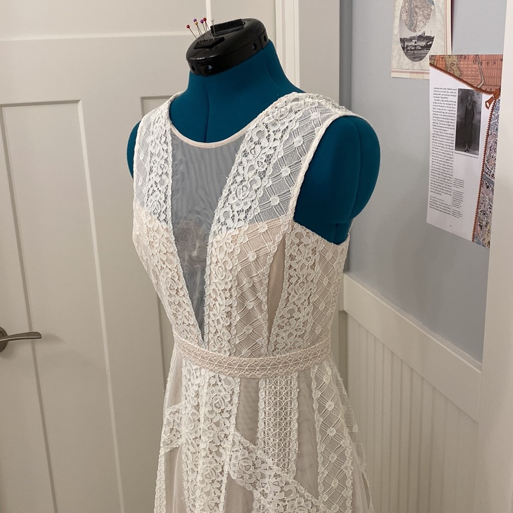 BCBG MAXAZIRA DRESS. Boho, cream and white with tulle and lace. Size 2